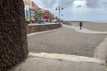 Melenara: Superficie que se pavimentará entre salida obra de fábrica y paseo existente (Foto proyecto)